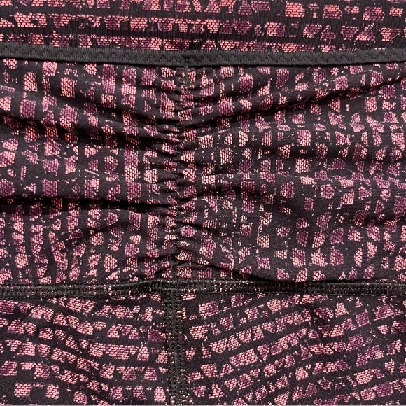 Lululemon Outrun 17" Crop leggings Shatter Weave Dust Coral Plum / Black size 8 - Picture 3 of 10